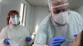 Dos sanitarios castellano-manchegos realizan una prueba PCR. Foto: SESCAM.