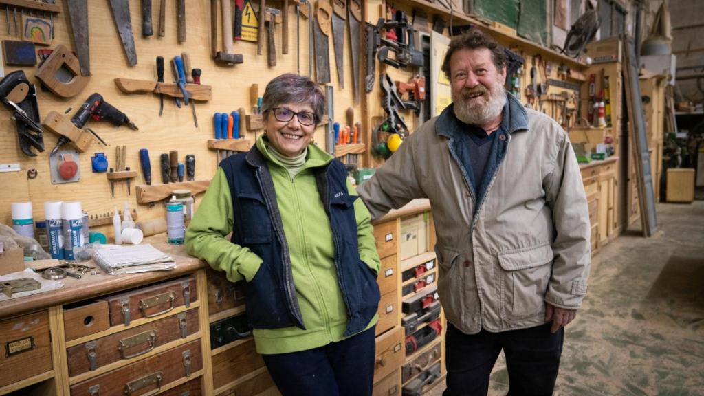 María José Ramos y Richard Pérez posan en su taller de carpintería.