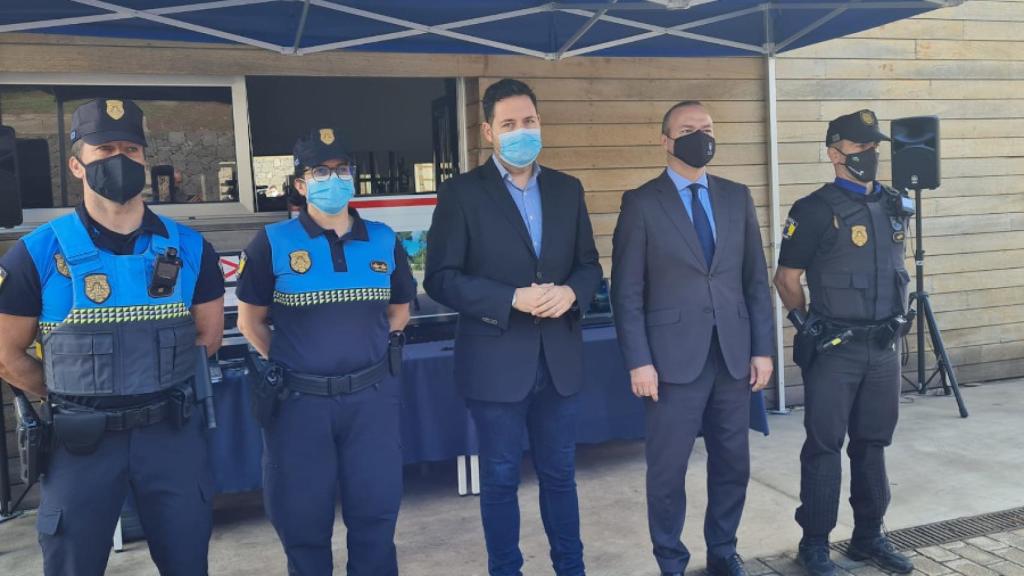 Dos agentes posan con sus dispositivos adheridos a los chalecos. FOTO: Ayuntamiento de Las Palmas.