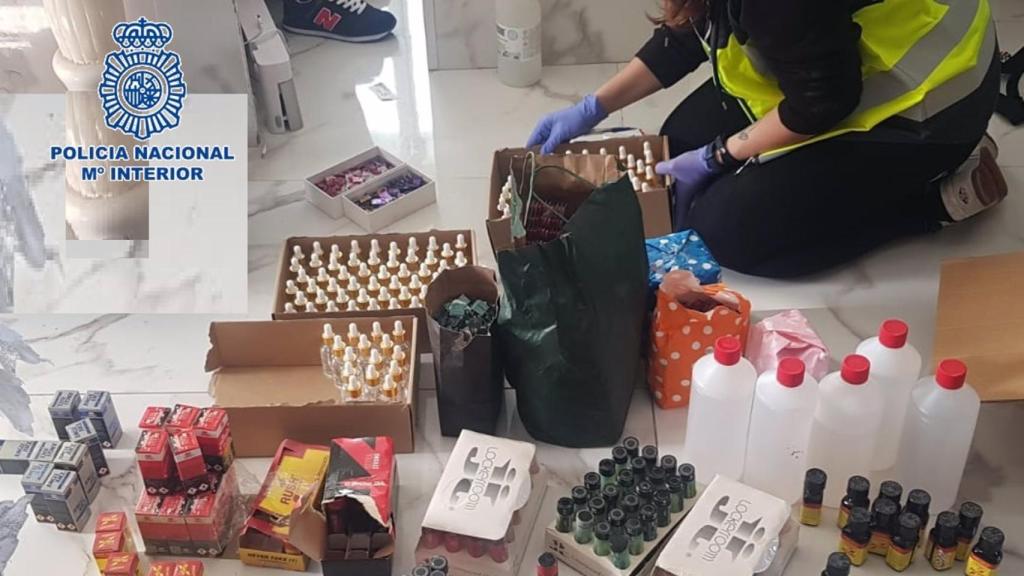 Tres detenidos en Torremolinos por vender drogas en un piso y en zonas de ocio promoviendo la venta en redes sociales.