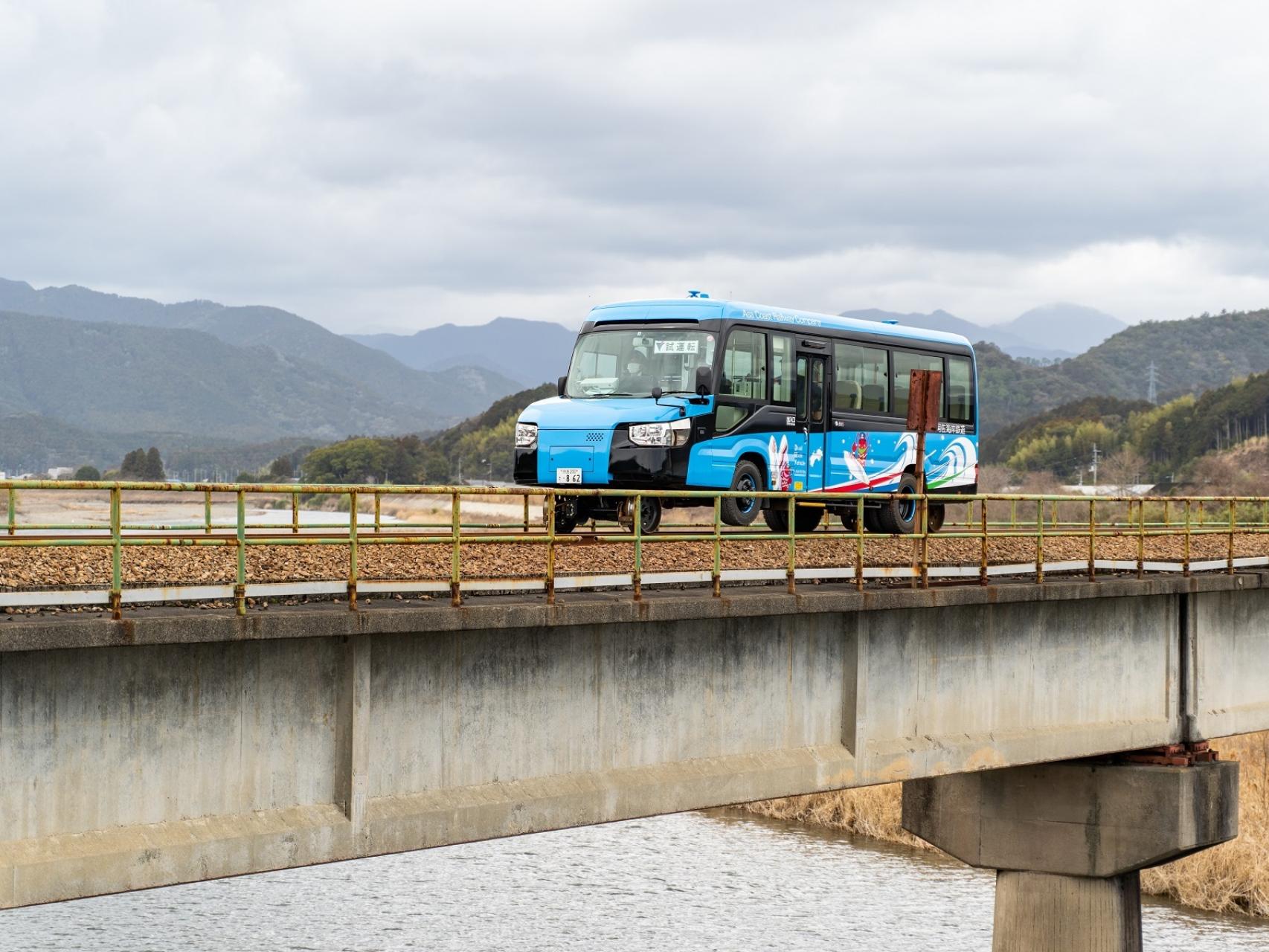 El microbús japonés que se transforma en tren en 15 segundos: hasta 21  pasajeros a 100 km/h