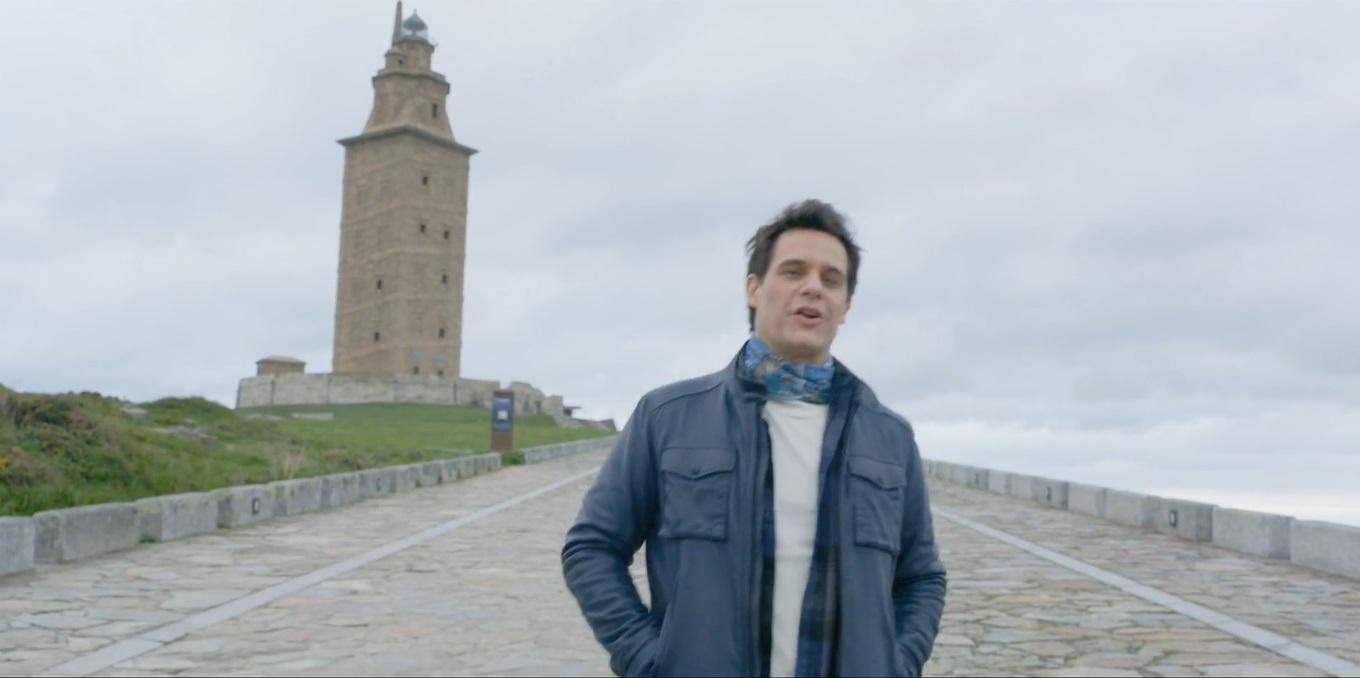 Christian Gálvez junto a la Torre de Hércules en La belleza nos une (Cuatro).
