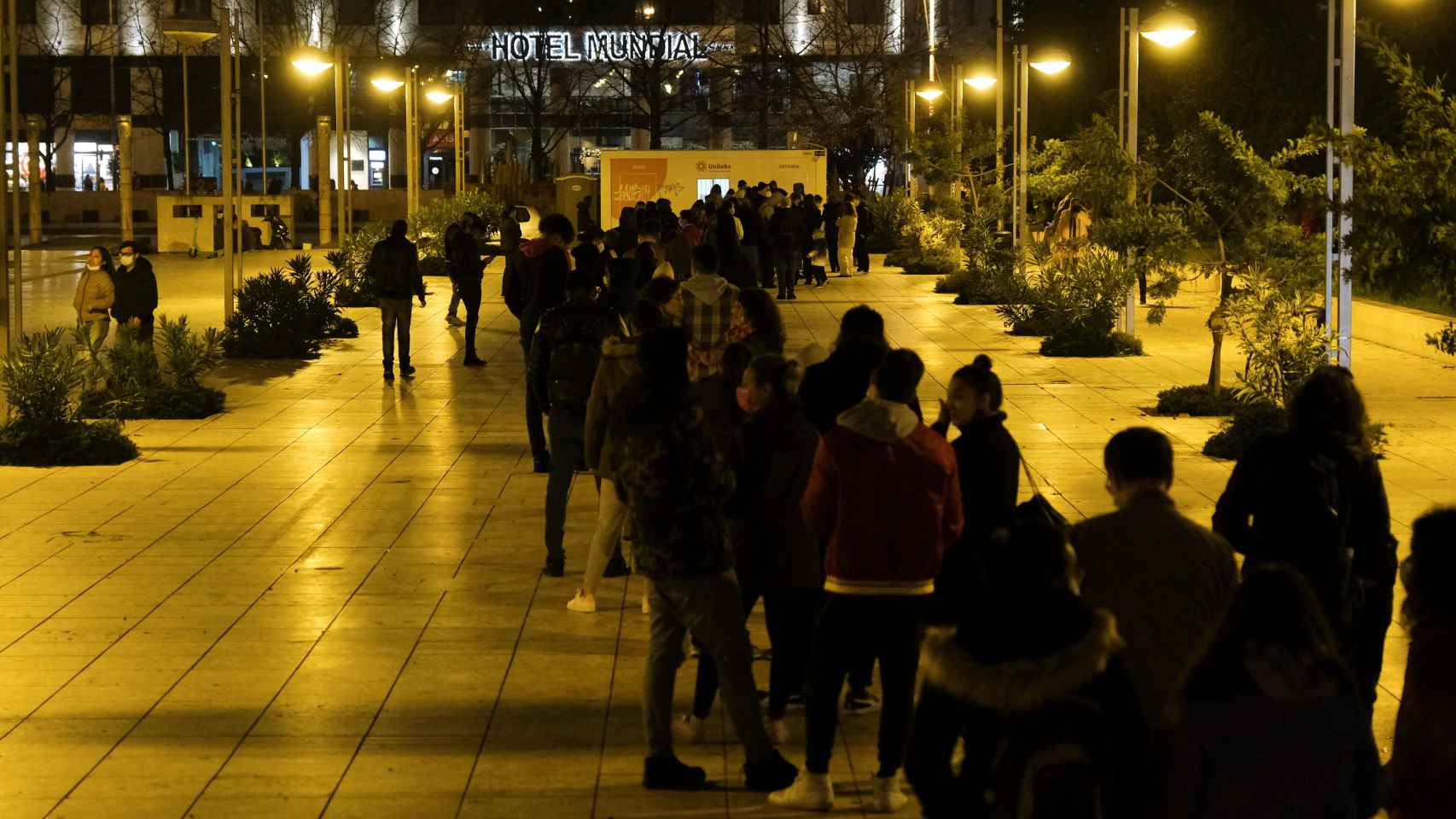 Un grupo de personas hace cola en las calles de Lisboa el pasado 23 de diciembre para hacerse test de Covid.