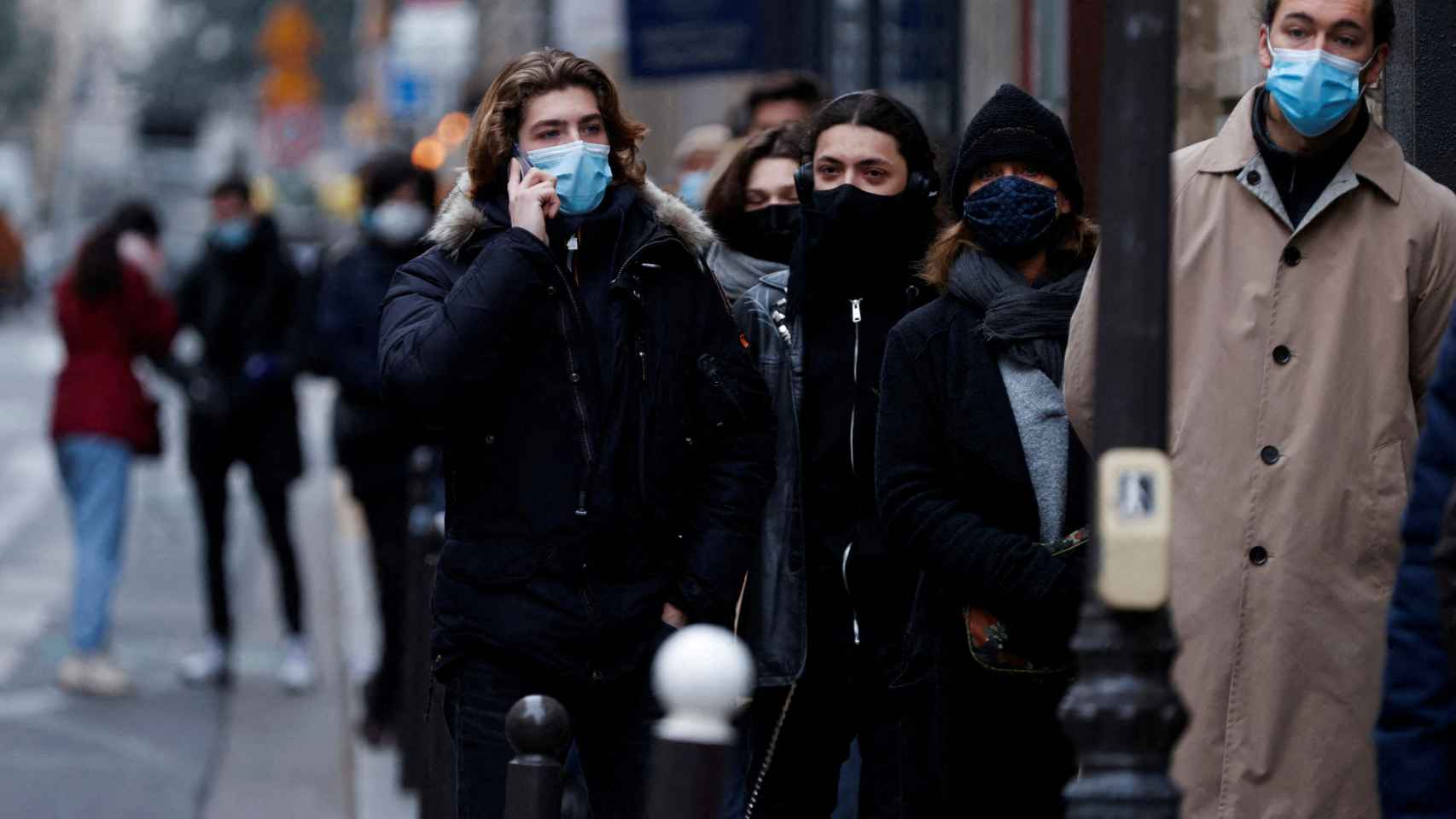 Gente haciendo cola en las calles de París para hacerse pruebas de coronavirus.