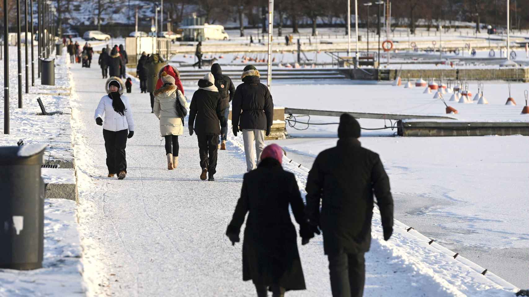 Gente paseando por las calles nevadas de Helsinki el pasado 26 de diciembre.