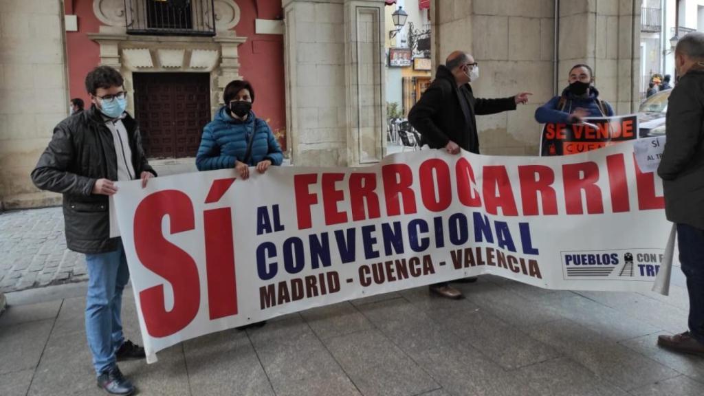 Concentración en Cuenca mientras se celebraba el pleno del ayuntamiento este martes.