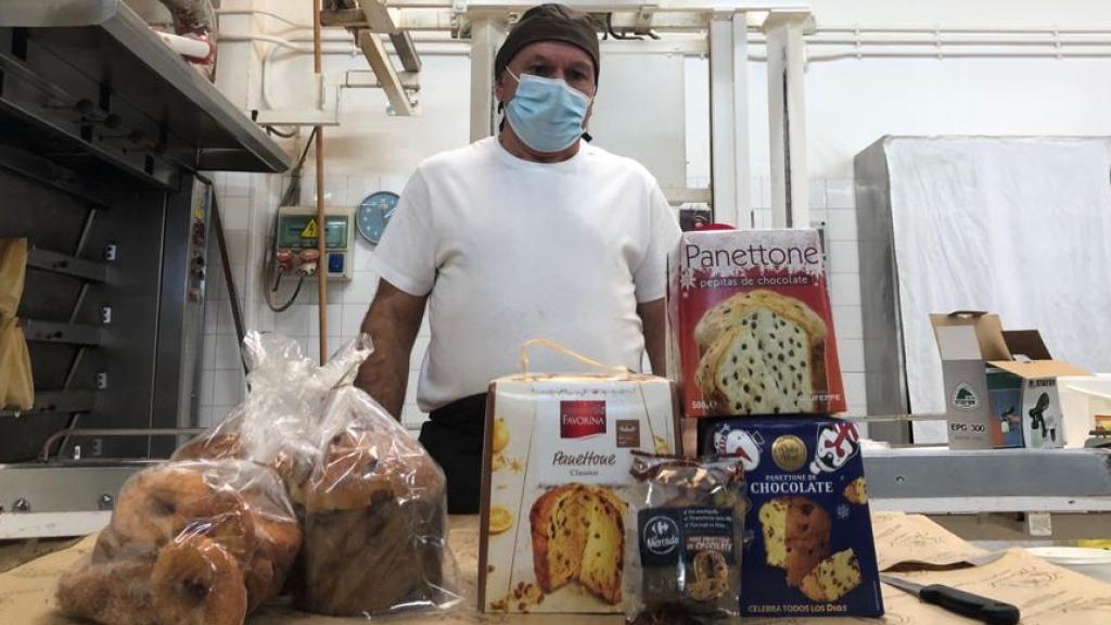 El pastelero Fidel Flores García, en su obrador, junto a los 'panettones' de supermercado probados.