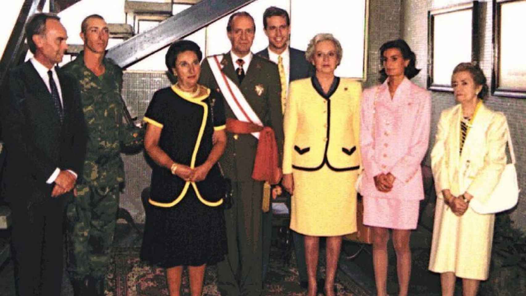 El Rey en medio de sus dos hermanas, a la izquierda su sobrino Alfonso Zurita.