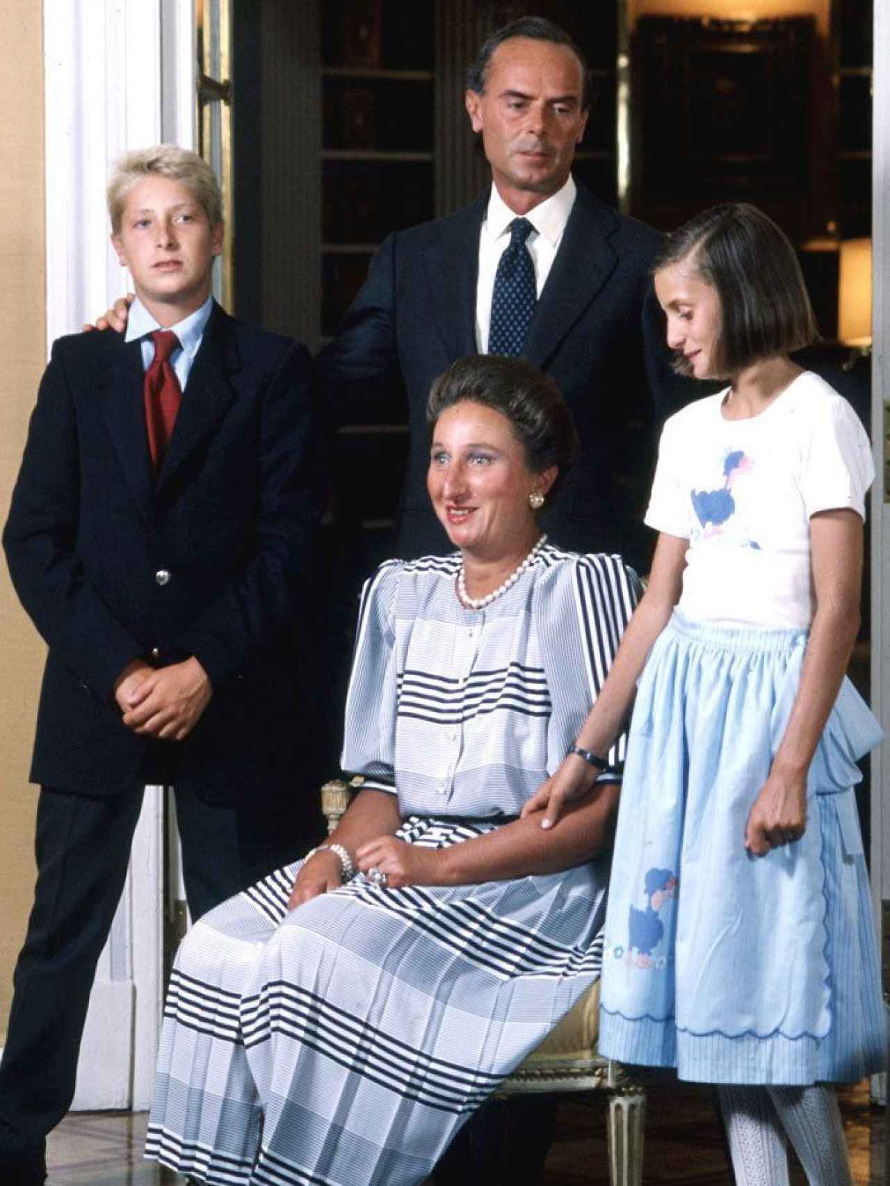 Alfonso Zurita Borbón junto a sus padres y su hermana. Gtres.