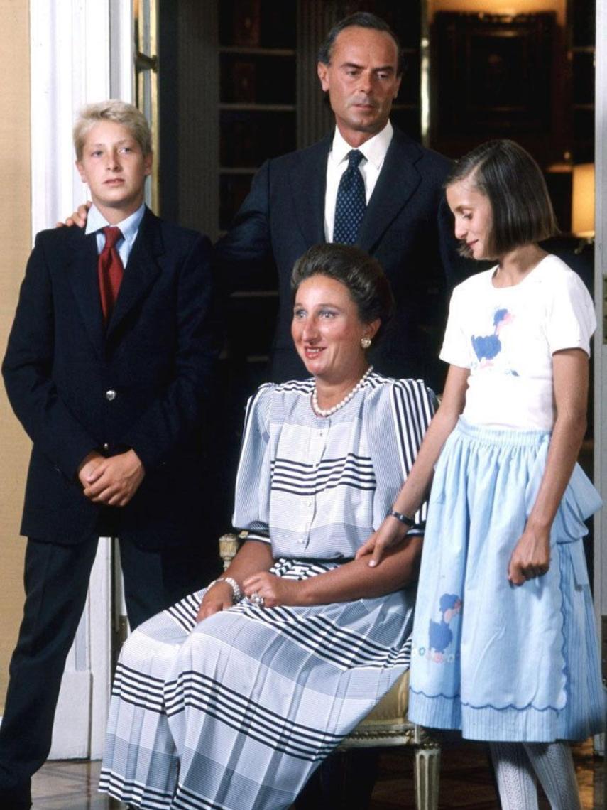 Alfonso Zurita Borbón junto a sus padres y su hermana. Gtres.