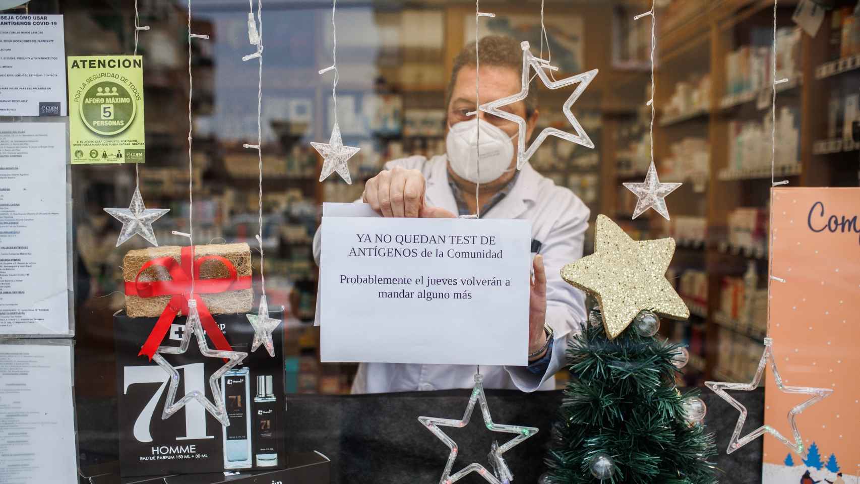 Un cartel en la farmacia avisa de que no hay test de antígenos.