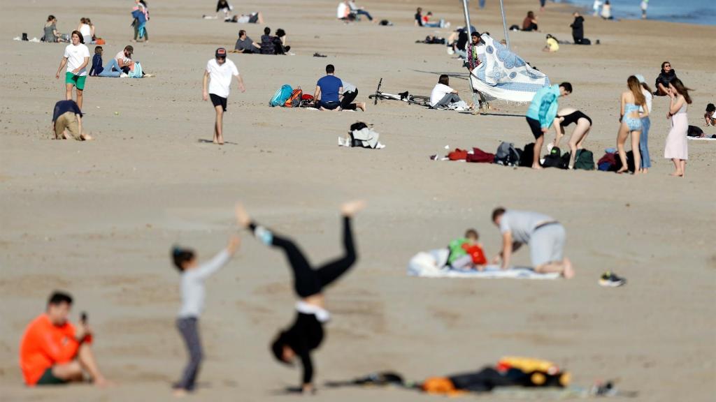 Playa de la Malvarrosa, en Valencia, este miércoles, llena por las altas temperaturas.