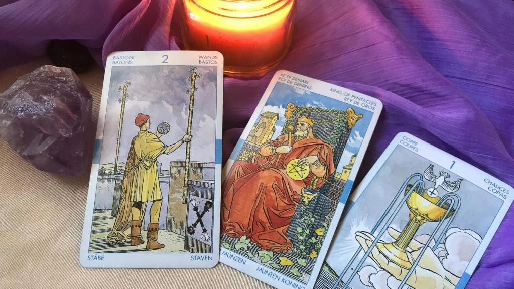 Imagen de archivo de varias cartas del tarot junto a una vela.