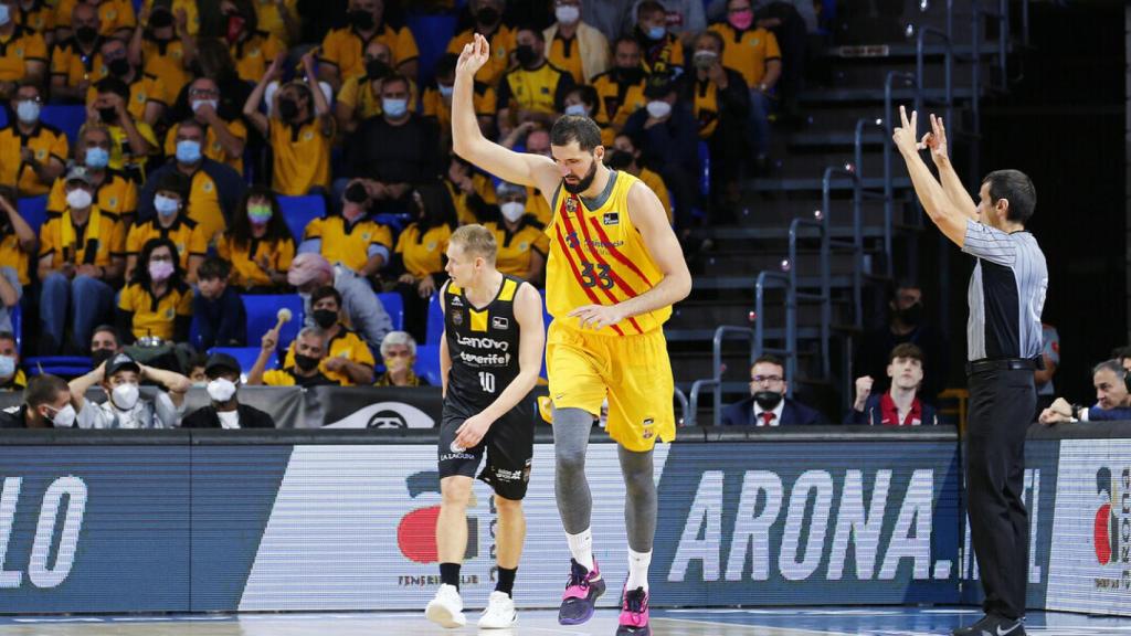 Nikola Mirotic celebrando una canasta con el Barça