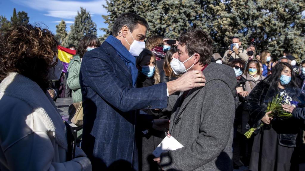 Luis García Montero y Pedro Sánchez durante el entierro de Almudena Grandes.