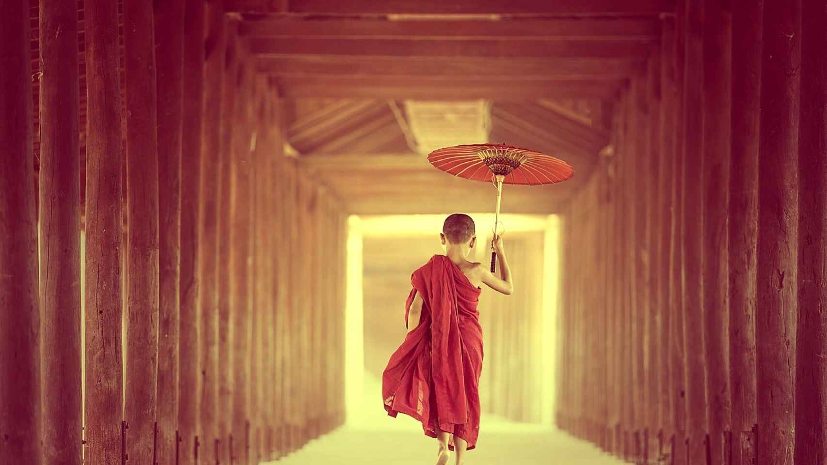 Un monje budista pasea por un templo.