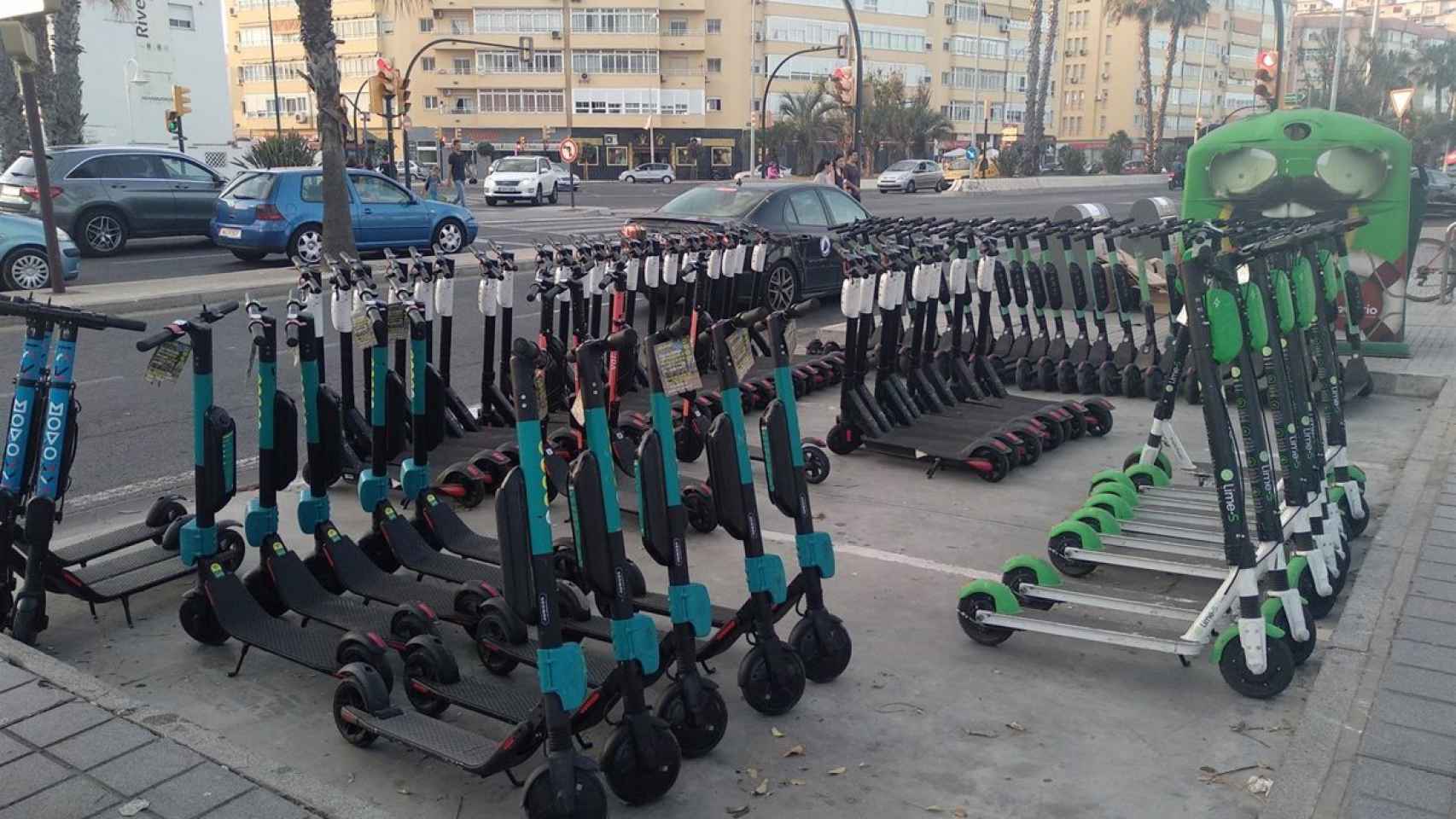 Varios patinetes eléctricos aparcados en uno de los puntos habilitados en Málaga.
