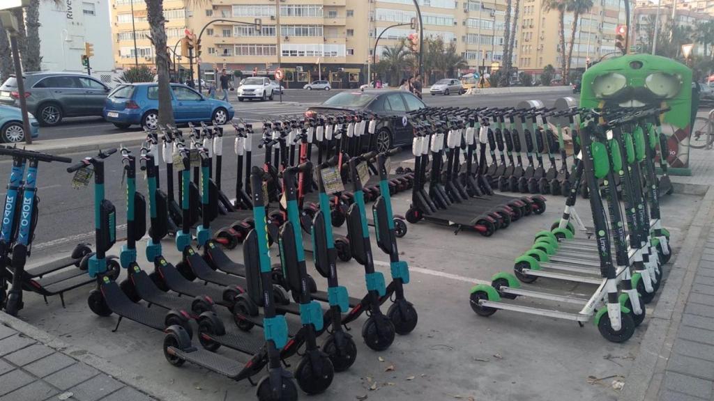 Varios patinetes eléctricos aparcados en uno de los puntos habilitados en Málaga.