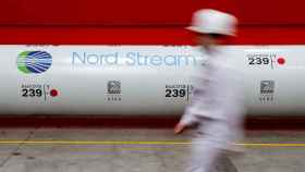 El logotipo del proyecto de gasoducto Nord Stream 2 se ve en un tubo en la planta de laminación de tubos de Cheliábinsk, Rusia.