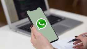 Montaje del logo de WhatsApp en un móvil.