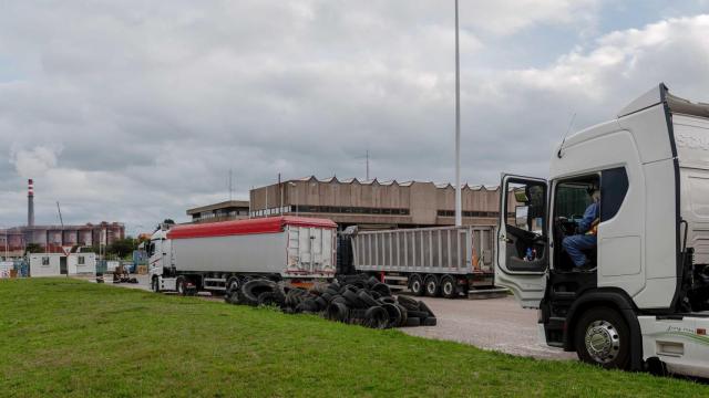 Varios camiones y neumáticos en las inmediaciones de la fábrica de Alcoa en San Cibrao.