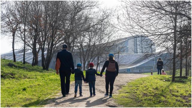 Una familia paseando junto a la Cidade da Cultura.