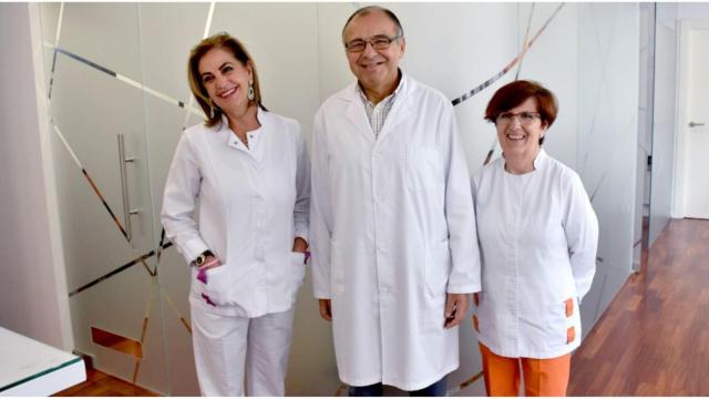El Dr Freire Bazarra con su equipo en la consulta de A Coruña.