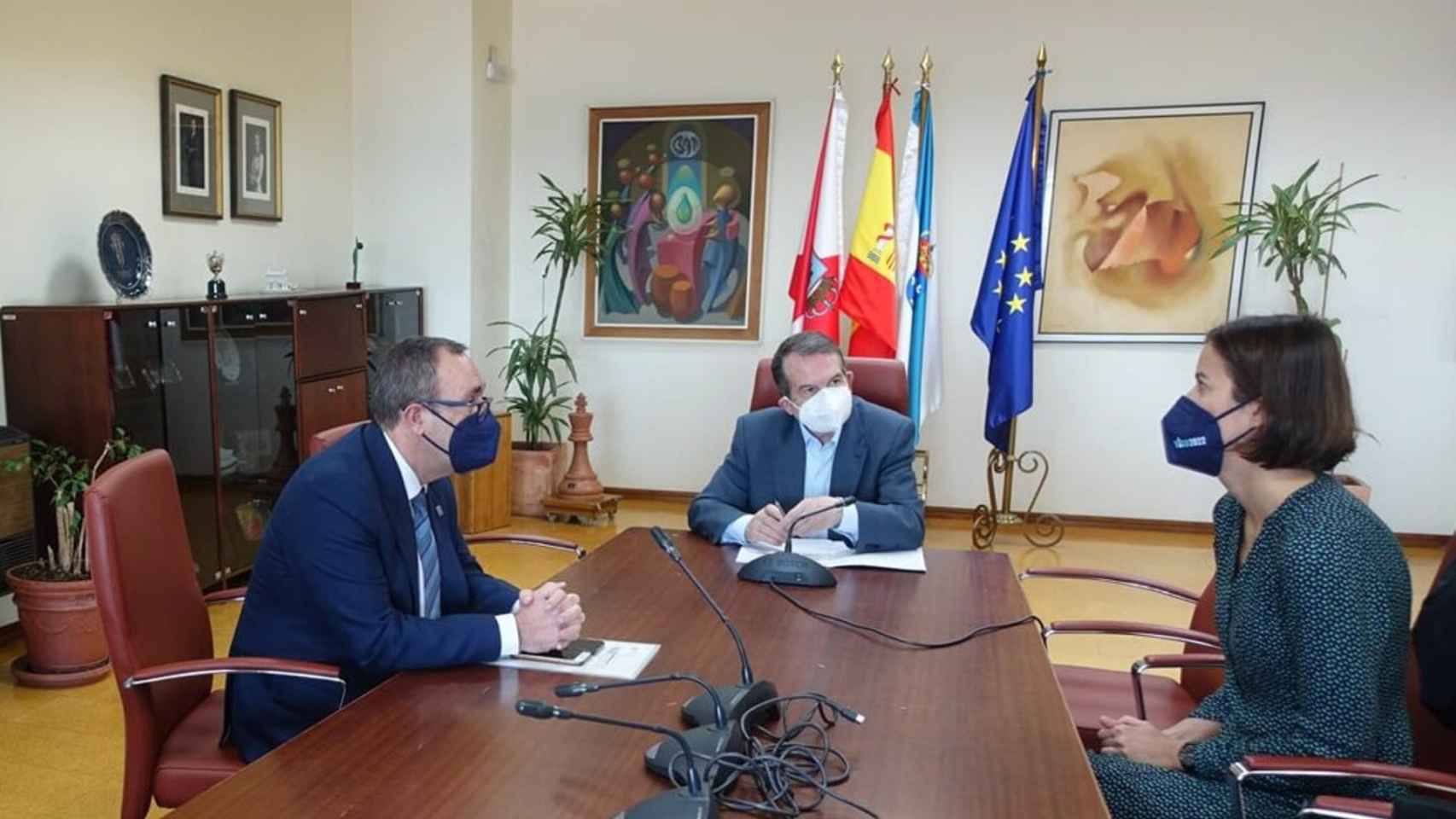 Los doctores Maite Maza y José Manuel Fandiño conversan con el alcalde de Vigo, Abel Caballero.