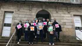 Foto de grupo de la visita al museo Marco organizada por la Fundación Secretariado Gitano.