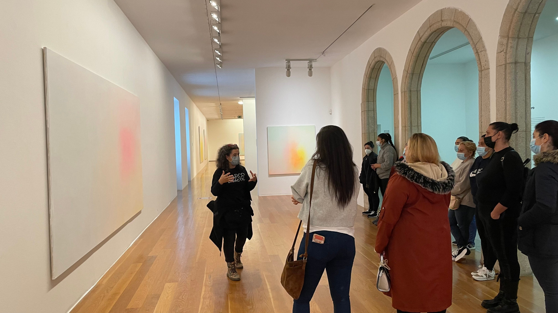 La guía del museo Marco realizando la introducción a la exposición A mirada acesa. Foto: Treintayseis