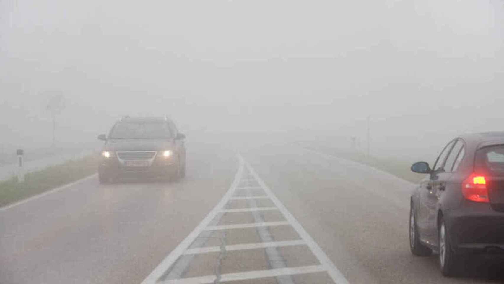 Algunas carreteras de Castilla y León presentan dificultades al tráfico por la niebla