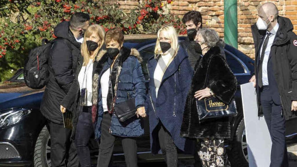 Geraldine Larossa junto a la familia de Carlos Martín en el cementerio de La Almudena.