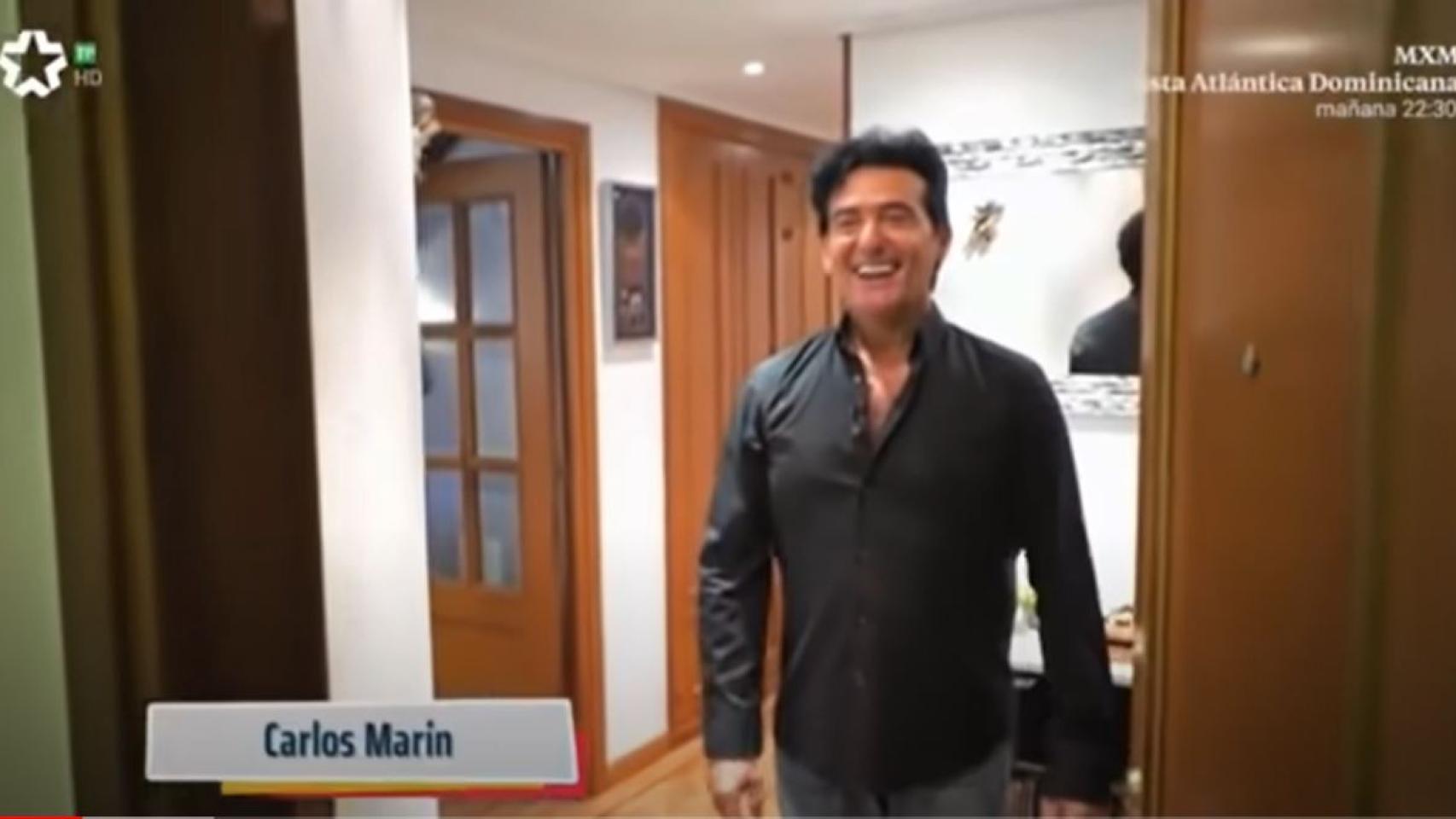 Marín recibiendo en su casa al equipo de televisión que lo entrevistó en enero de 2021.