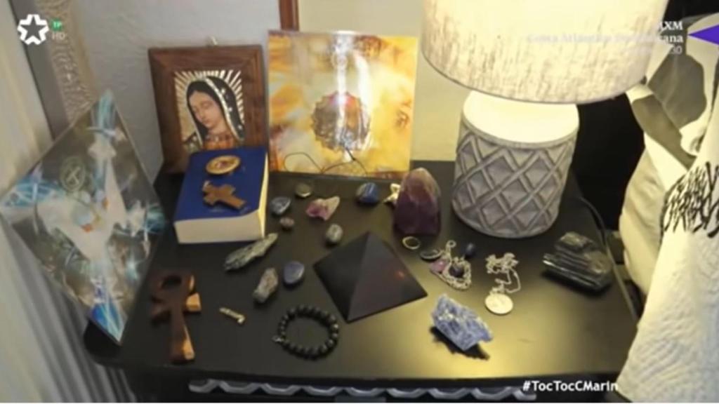 El altar que Carlos Marín tenía en su mesita de noche.