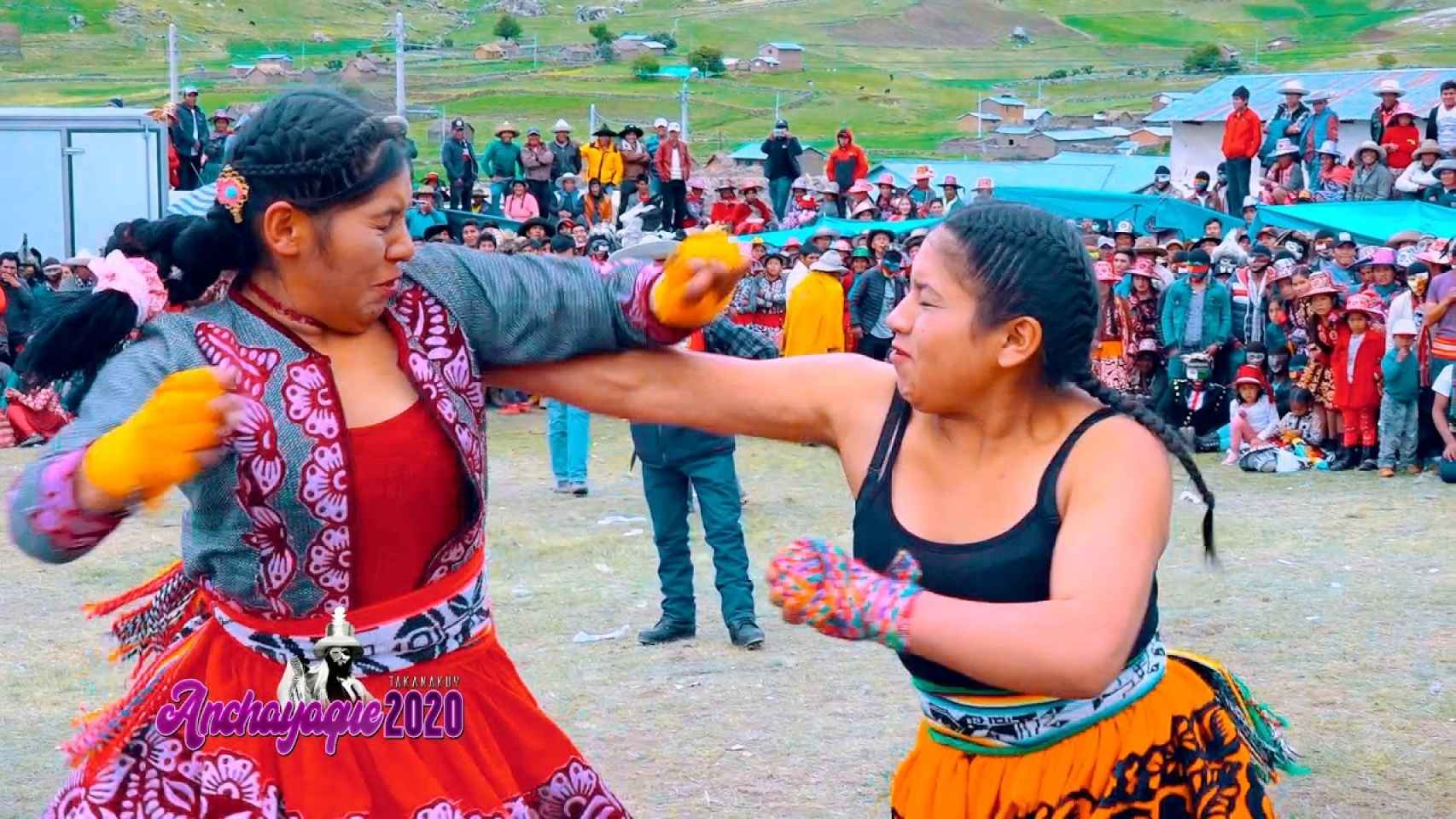 Dos mujeres arreglan sus diferencias a golpes en el festival de Takanakuy en Perú.