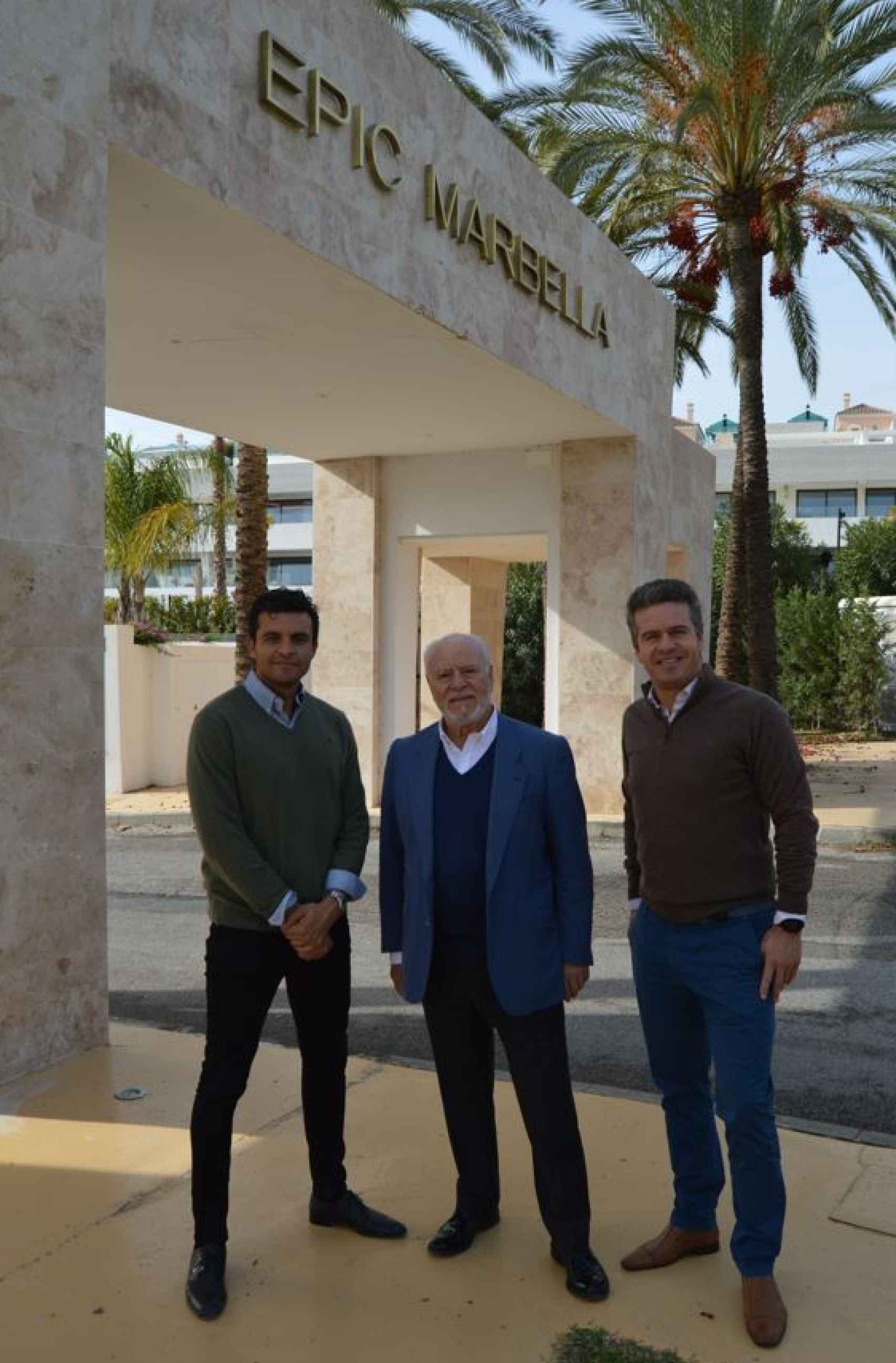 Los responsables de Sierra Blanca, junto al arco de entrada a la urbanización EPIC en Marbella.