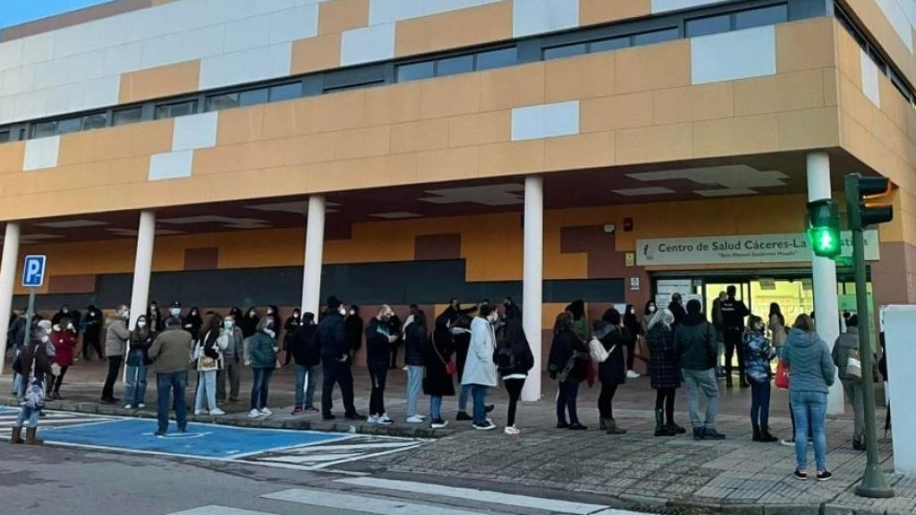 Cola en el centro de salud de Mejostilla de Cáceres para hacerse un test de antígenos.