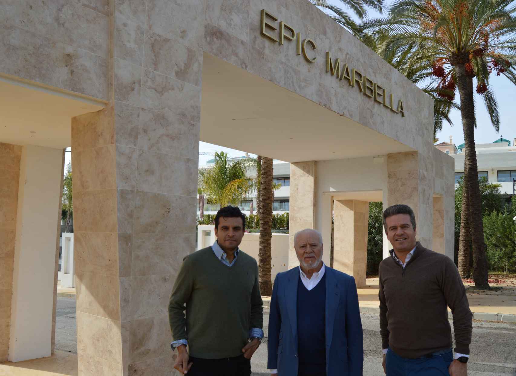 Carlos, Pedro y Luis Rodríguez, en la entrada a la urbanización EPIC, en Marbella.