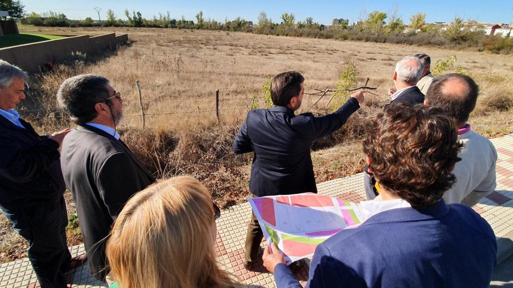 Visita a los terrenos en los que se construirá el instituto