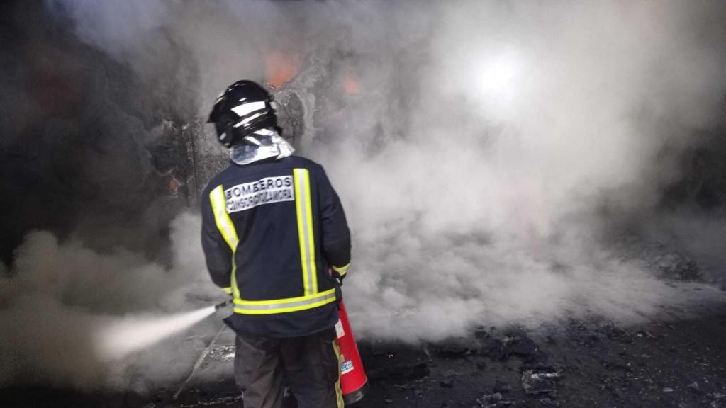 Bombero de Benavente durante la actuación