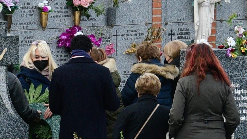 Geraldine Larrosa y la madre de Carlos Marín depositando las cenizas del cantante en el cementerio de La Almudena.