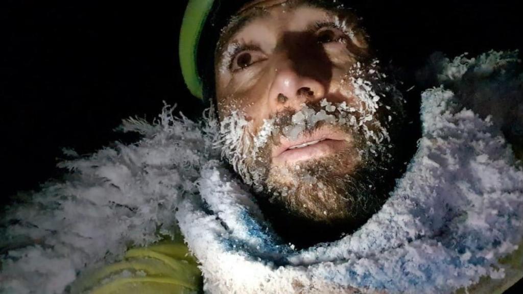 Alex Txikon sufriendo el frío del invierno en el Manaslu