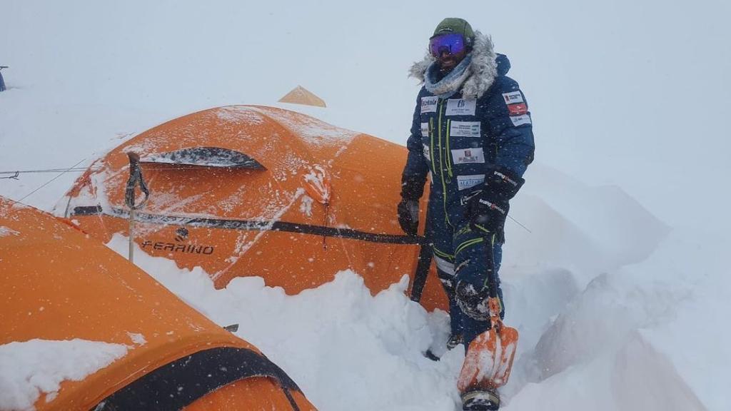 Alex Txikon durante una impresionante nevada en el Manaslu