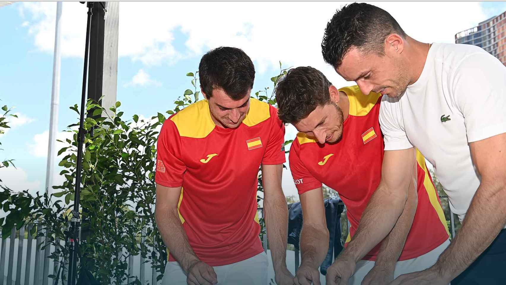 Pedro Martínez, Pablo Carreño y Roberto Bautista, antes de la ATP Cup 2022
