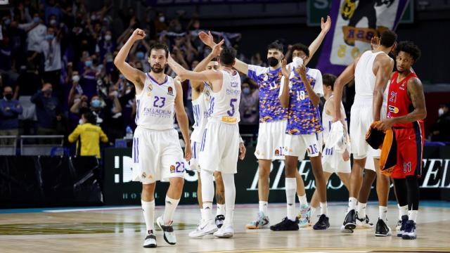 Sergio Llull y el resto de jugadores del Rea Madrid de baloncesto celebrando el triunfo ante el CSKA