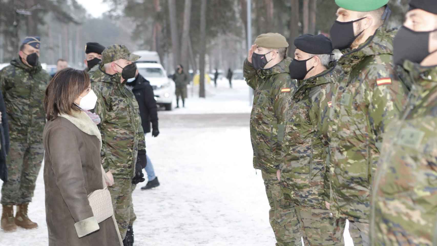 La ministra de Defensa, Margarita Robles, en su visita a los militares españoles desplegados en Letonia.