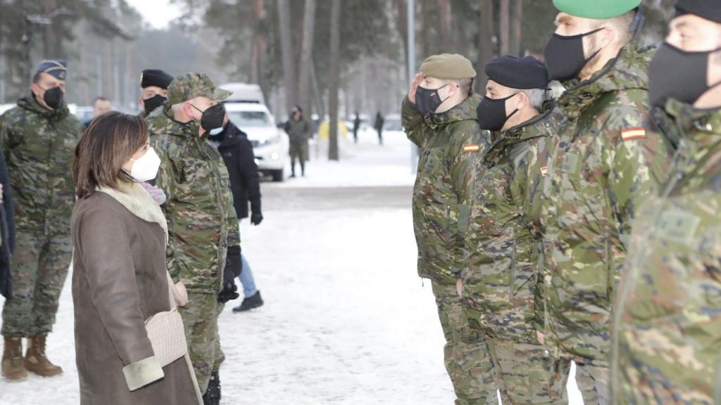 La ministra de Defensa, Margarita Robles, en su visita a los militares españoles desplegados en Letonia.