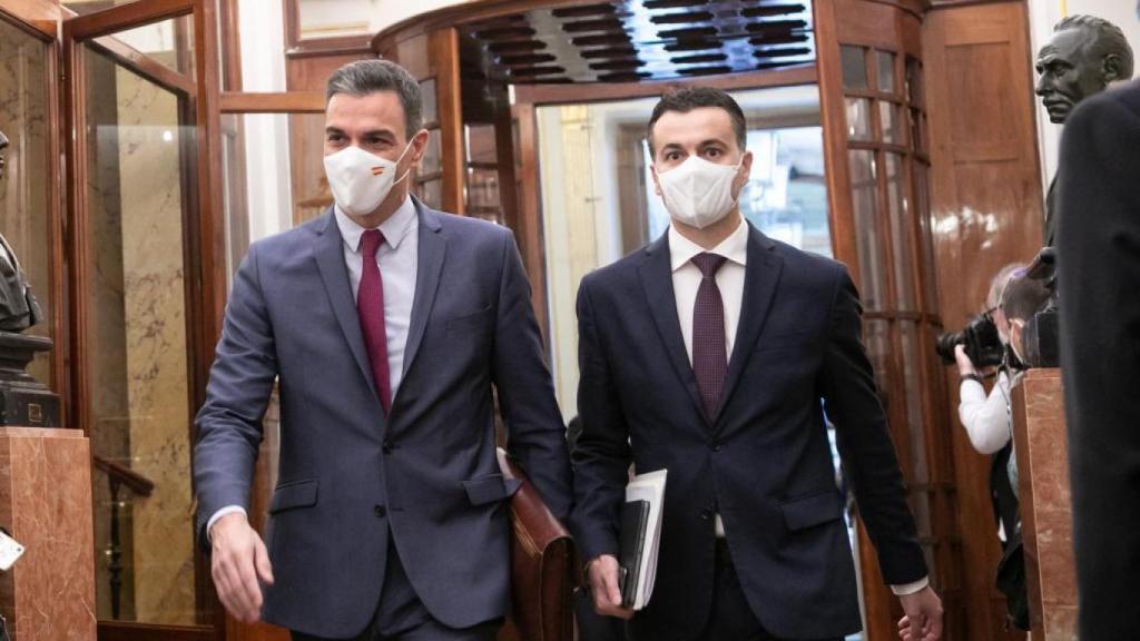 Pedro Sánchez, presidente del Gobierno, junto al portavoz del PSOE en el Congreso, Héctor Gómez.