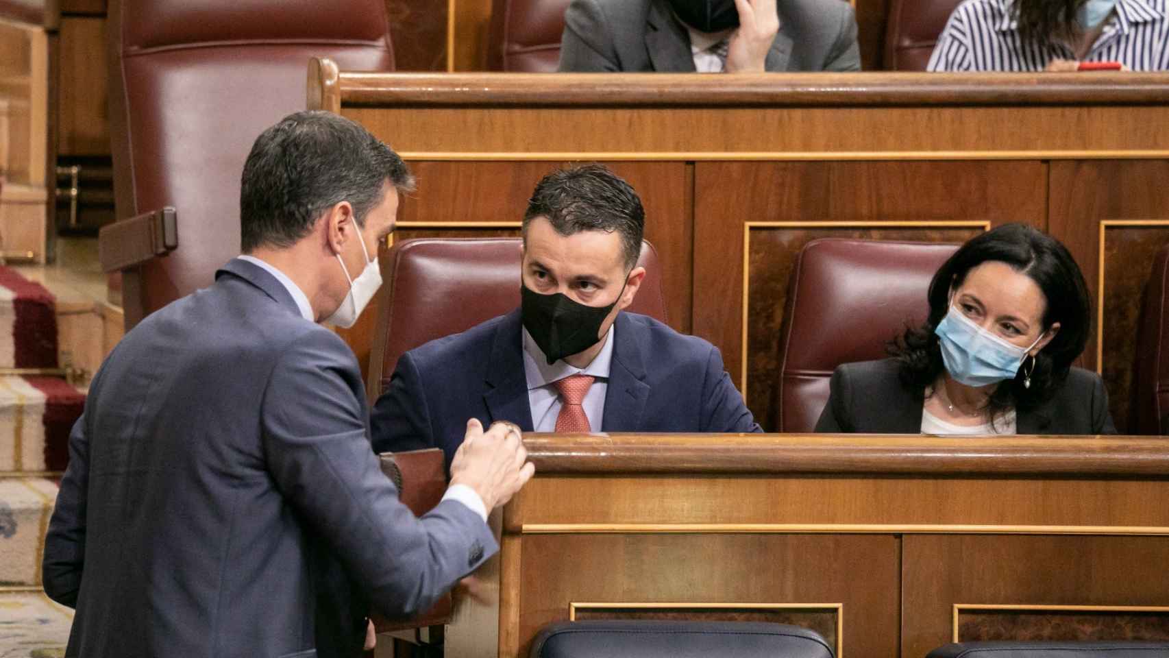 Pedro Sánchez se acerca al escaño de su portavoz parlamentario, Héctor Gómez.