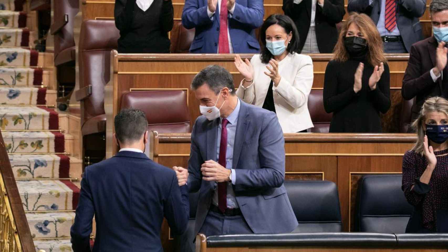 El presidente, Pedro Sánchez, felicita a Héctor Gómez por una intervención desde la tribuna del Congreso.